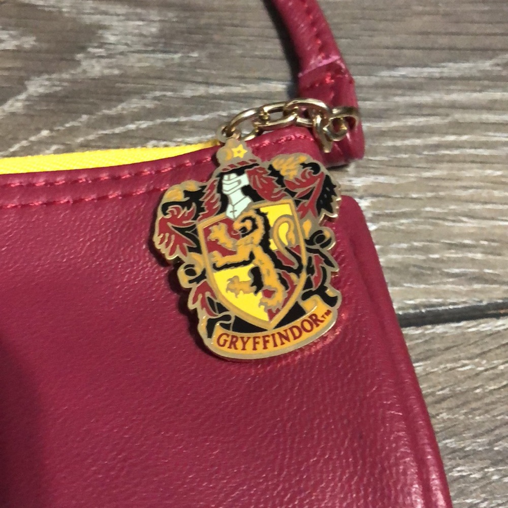 Harry Potter Gryffindor burgundy wristlet - Picture 3 of 3
